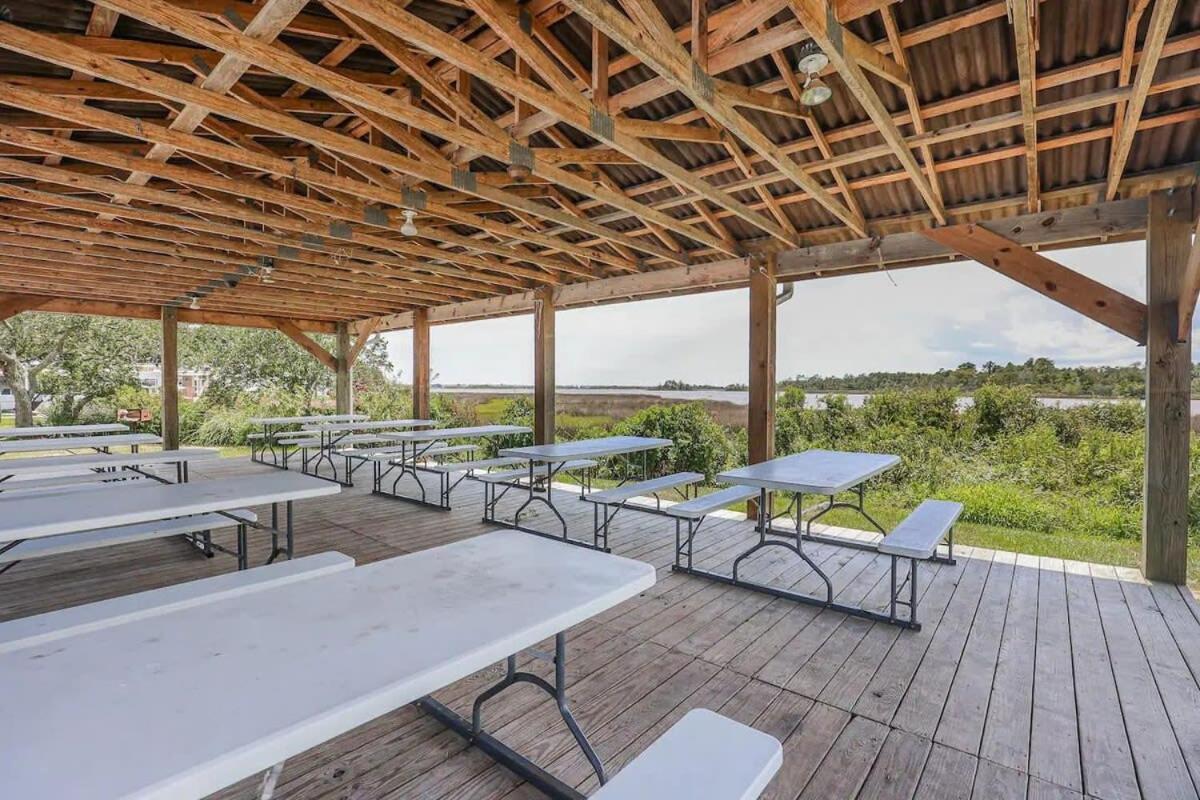 Surf 2br Model With Pool And Boat Ramp Access Holiday home *